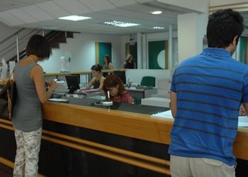 ΑΠΟΧΩΡΟΥΝ ΧΙΛΙΑΔΕΣ ΤΡΑΠΕΖΙΚΟΙ ΥΠΑΛΛΗΛΟΙ