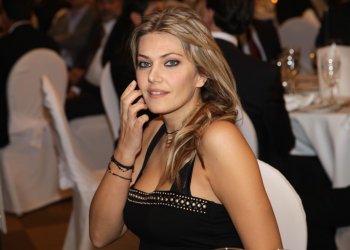 ΧΤΥΠΟΥΝ ΤΗΝ ΕΥΑ ΜΕ ΜΑΝΙΑ