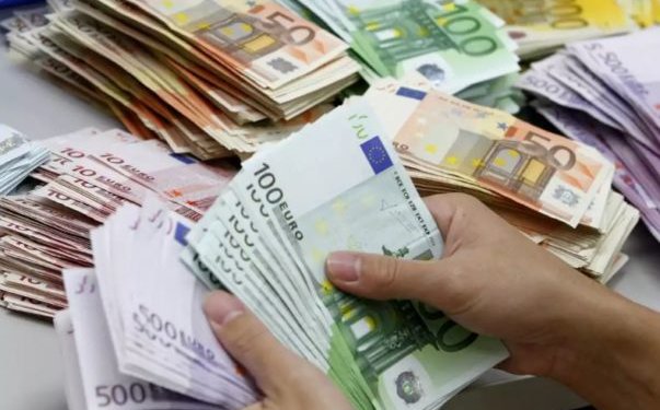 ΣΤΟ ΜΑΤΙ ΤΩΝ ΑΡΧΩΝ ΠΕΡΙΕΡΓΑ ΔΑΝΕΙΑ