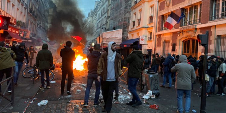 Ο ΜΑΚΡΟΝ ΜΙΜΕΙΤΑΙ ΤΗΝ …ΑΝΤΟΥΑΝΕΤΑ