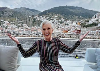 Αποθεώνει την Ελλάδα η μητέρα του Έλον Μασκ