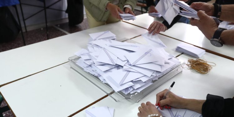 Κρήτη: Δικαστικός Αντιπρόσωπος πήγε με το σκάφος του στη Γαύδο – Στο Ηράκλειο Δικαστικός Αντιπρόσωπος παρέδωσε χθες αποτελέσματα – Δικαστική Αντιπρόσωπος ξέχασε τον σάκο με τα ψηφοδέλτια στη Θεσσαλονίκη