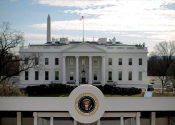 ΗΠΑ- ΟΠΙΣΘΕΝ ΟΛΟΤΑΧΩΣ ΜΕ ΜΠΑΙΝΤΕΝ ΚΑΙ ΤΡΑΜΠ