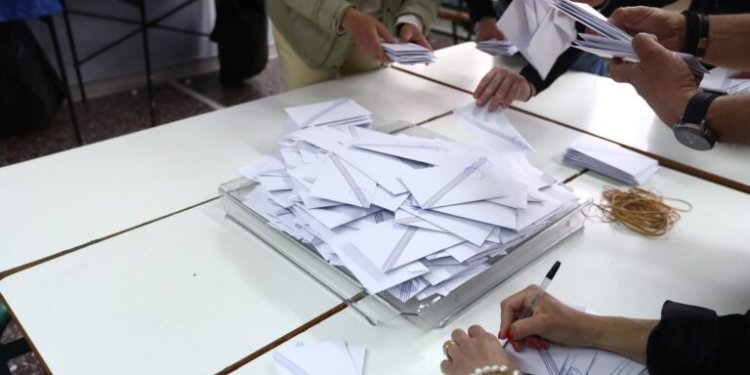 Τηλεφώνημα Μητσοτάκη σε πολιτικούς Αρχηγούς: Κάλπες στις 25 Ιουνίου Τηλεφώνημα Μητσοτάκη σε πολιτικούς Αρχηγούς: Κάλπες στις 25 Ιουνίου