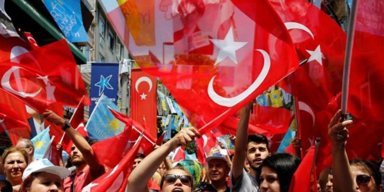 Νικητής ο Ερντογάν ο οποίος επανεκλεγεται . Νικητής ο Ερντογάν ο οποίος επανεκλεγεται .