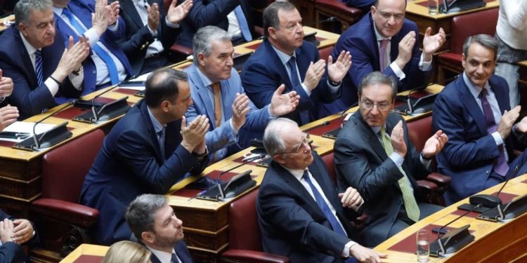 Επανεξελέγη πρόεδρος της Βουλής με 270 ψήφους ο Τασούλας