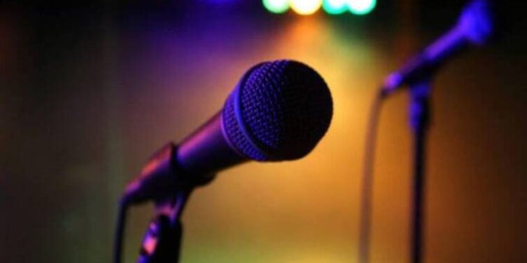 «Μπαίνει στο καμαρίνι, ανοίγει όλο το φερμουάρ και μένει ολόγυμνη μπροστά μου»