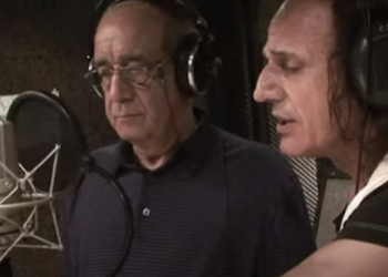«Εγώ το μουλάρι, το αγάπησα. Εσύ τι αγάπησες, το τανκ;»: Οι δύο θρύλοι του ελληνικού τραγουδιού που παρουσιάστηκαν μαζί στο στρατό