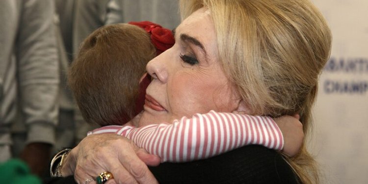 Μαριάννα Βαρδινογιαννη – Μια ζωή αφιερωμένη στα παιδιά με καρκίνο …. Μαριάννα Βαρδινογιαννη – Μια ζωή αφιερωμένη στα παιδιά με καρκίνο ….