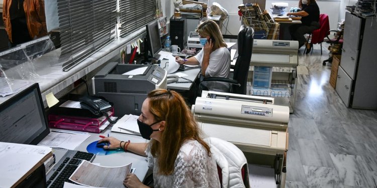 Μείωση φορολογίας εισοδήματος – Μισθοί Δημοσίου – Αυξήσεις: Κερδισμένοι και χαμένοι