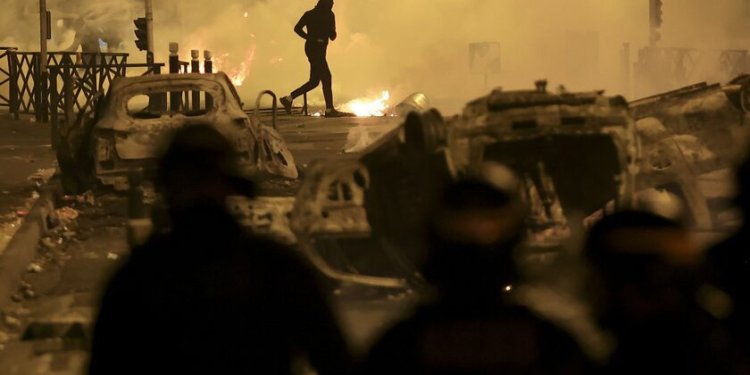 Τέταρτη νύχτα επεισοδίων στη Γαλλία με πάνω από 1000 συλλήψεις, λεηλασίες και πυρπολήσεις