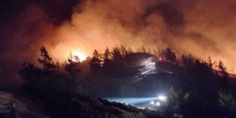 Φωτιά στη Ρόδο: Ανεξέλεγκτη η φωτιά – Η πυρκαγιά έφτασε σε ξενοδοχεία – Εκκενώσεις και μέσω θάλασσας