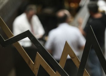 Αναβάθμιση της ελληνικής οικονομίας από τον Standard & Poor’s – Τι σημαίνει η ανάκτηση της επενδυτικής βαθμίδας