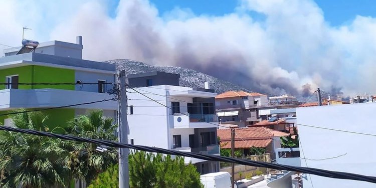 Φωτιά στο Νέο Κουβαρά – Ισχυρές δυνάμεις της Πυροσβεστικής, μήνυμα 112