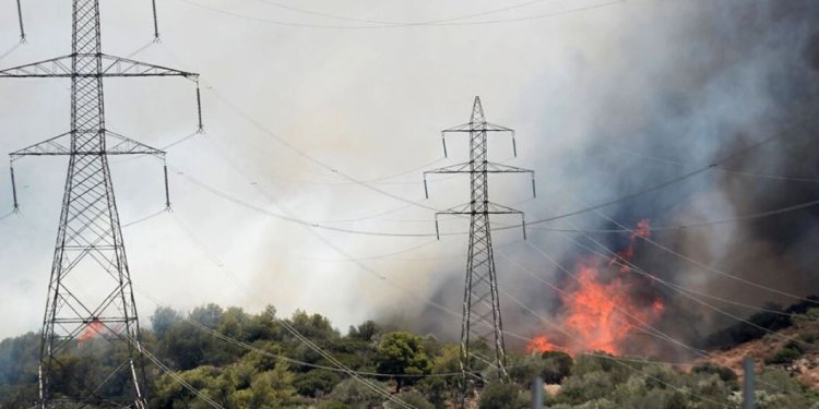 Κερατέα: Επιχειρούν 90 πυροσβέστες στον Κουβαρά – Κοντά σε πυλώνες υψηλής τάσης οι φλόγες