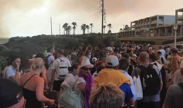 Πύρινη κόλαση στη Ρόδο – Σε εξέλιξη μεγάλη επιχείρηση απεγκλωβισμού