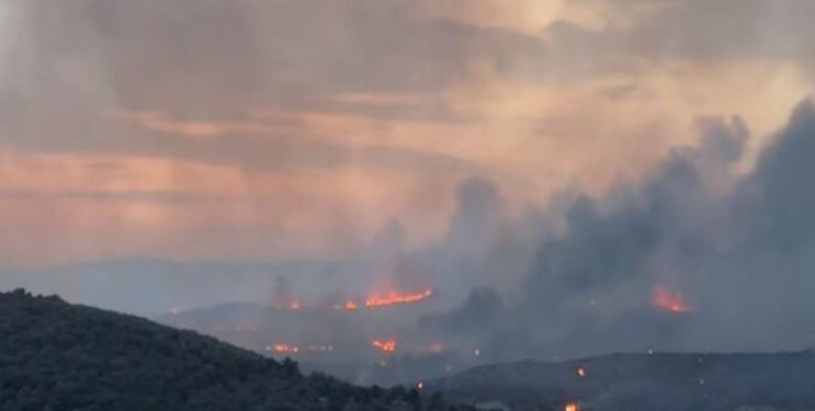 ΑΠΙΣΤΕΥΤΟ – Συνεχείς εκρήξεις σε αποθήκες πυρομαχικών της Πολεμικής Αεροπορίας στη Νέα Αγχίαλο