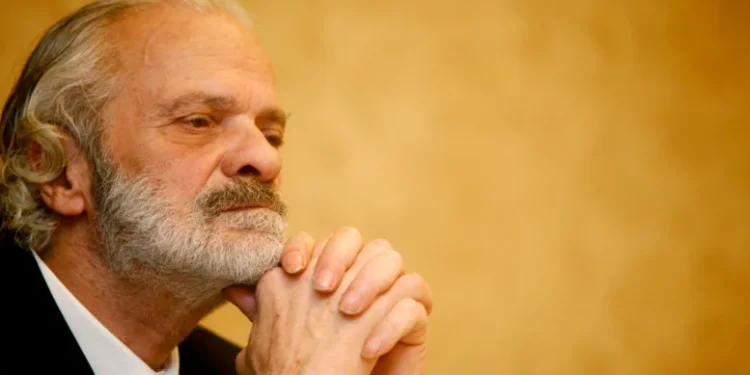 Σπύρος Φωκάς: «Μάχη» για τη ζωή του δίνει ο ηθοποιός – Στο πλευρό του η σύζυγος του και η κόρη του