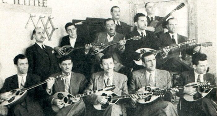 Κάθε βράδυ γινόταν λαϊκό προσκύνημα: Το θρυλικό υπαίθριο στέκι στις Τζιτζιφιές που ο κόσμος ερχόταν κατά κύματα για να ζήσει τη «μυσταγωγία» Κάθε βράδυ γινόταν λαϊκό προσκύνημα: Το θρυλικό υπαίθριο στέκι στις Τζιτζιφιές που ο κόσμος ερχόταν κατά κύματα για να ζήσει τη «μυσταγωγία»