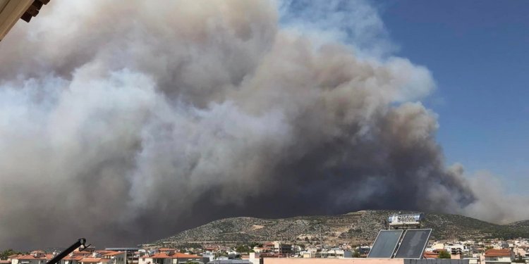 Το κακό έγινε !  Μεγάλη φωτιά στη Φυλή στους πρόποδες της Πάρνηθας – Καίγονται σπίτια