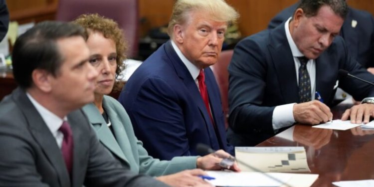 Η «τακτική» του Τραμπ για να αποφύγει τη δίκη και την ενδεχόμενη φυλάκιση