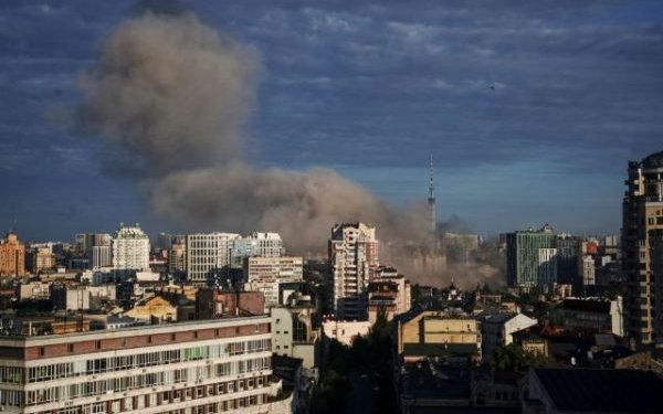 Εκρήξεις στο Κίεβο μετά την κήρυξη αντιαεροπορικού συναγερμού σε όλη την Ουκρανία Εκρήξεις στο Κίεβο μετά την κήρυξη αντιαεροπορικού συναγερμού σε όλη την Ουκρανία