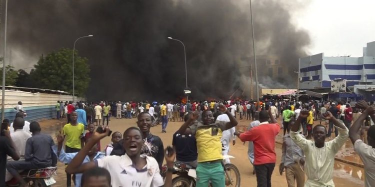 Πραξικόπημα στον Νίγηρα: «Παγώνει» η στρατιωτική συμφωνία με τη Γαλλία – Ο ανατραπείς πρόεδρος προειδοποιεί για τις συνέπειες