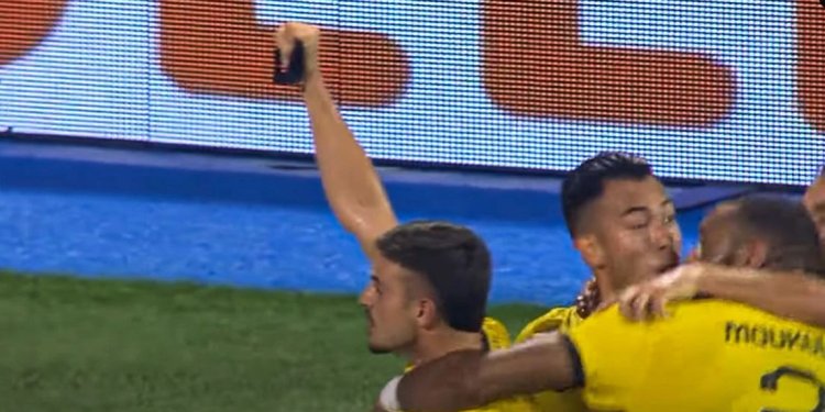 ΑΕΚ: Η υψωμένη γροθιά του Γαλανόπουλου, απάντηση στις προκλήσεις των Κροατών στο Ζάγκρεμπ