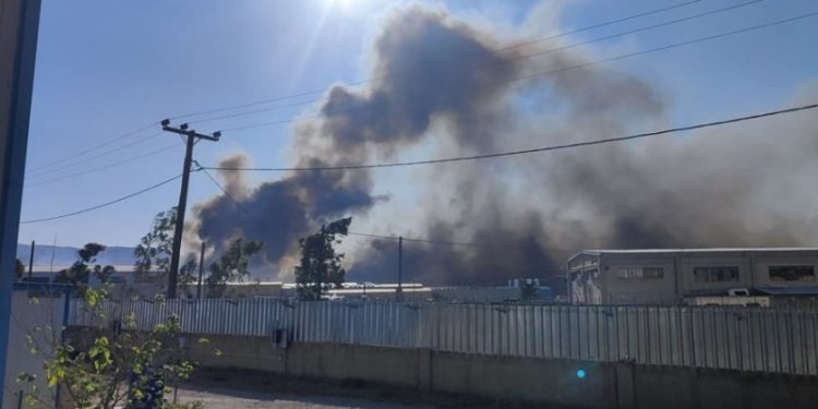 Φωτιά στον Ασπρόπυργο με πολλαπλές εστίες: Μήνυμα του 112 για εκκένωση της περιοχής Λάκα Κάτσαρη