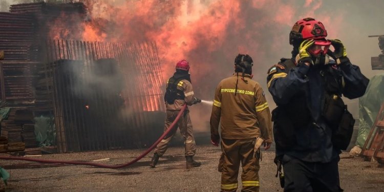 Κόλαση – Μαίνονται τα πύρινα μέτωπα σε όλη την Ελλάδα