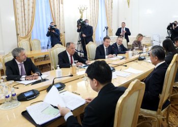 Ρωσία: Επίσκεψη του Κινέζου ΥΠΕΞ – Στην ατζέντα φθηνό ρωσικό πετρέλαιο και στρατιωτική συνεργασία