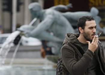 Βρετανία: Σταδιακή καθολική απαγόρευση του καπνίσματος εξετάζει ο Ρίσι Σούνακ
