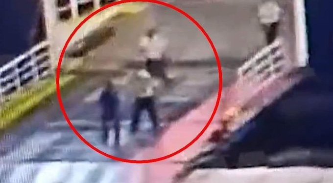 Νέο βίντεο από την δολοφονία του 36χρονου στο λιμάνι του Πειραιά Νέο βίντεο από την δολοφονία του 36χρονου στο λιμάνι του Πειραιά