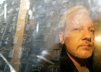 Λονδίνο: «Κανείς δεν είναι ελεύθερος όσο ο Τζούλιαν είναι στη φυλακή» – Συνάντηση με τον φυλακισμένο ακτιβιστή είχε ο Γ. Βαρουφάκης