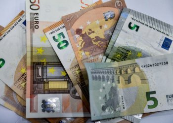 Προϋπολογισμός: «Συγκυριακό» πλεόνασμα 5,5 δισ. ευρώ στο οκτάμηνο – Υπέρβαση φορολογικών εσόδων, συγκράτηση δαπανών