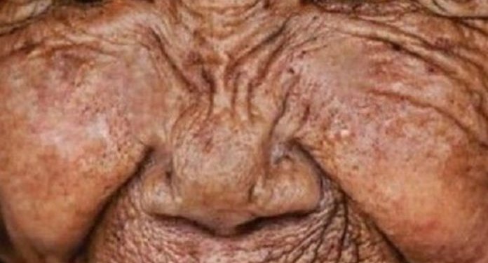 Δείτε πώς μια γυναίκα 100 ετών μεταμορφώνεται σε νέα κοπέλα! (βίντεο) Δείτε πώς μια γυναίκα 100 ετών μεταμορφώνεται σε νέα κοπέλα! (βίντεο)