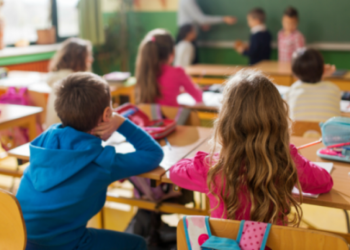 Η Ελλάδα γερνάει: Υπογονιμότητα και συνειδητή ατεκνία τείνουν να… εξαφανίσουν τους μαθητές της Α’ δημοτικού