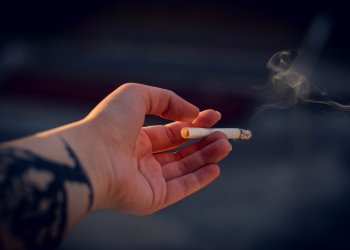 Βρετανία: Η κυβέρνηση θέλει να απαγορεύσει την πώληση τσιγάρων στην επόμενη γενιά