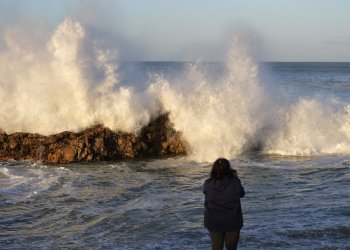 Βίντεο: Κύματα 9,5 μέτρων «κατάπιαν» παραλιακές περιοχές στη Νότια Αφρική – 2 νεκροί, 7 τραυματίες