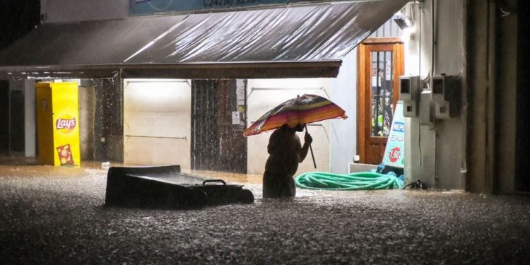 Δύσκολο το βράδυ στον Βόλο: Απαγορεύτηκε η κυκλοφορία οχημάτων – Εγκλωβισμένοι πολίτες Δύσκολο το βράδυ στον Βόλο: Απαγορεύτηκε η κυκλοφορία οχημάτων – Εγκλωβισμένοι πολίτες