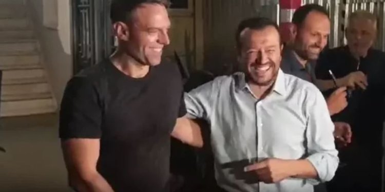 Κασσελάκης σε μπαρ με συνεργάτες και εθελοντές: Καταχειροκροτήθηκε και ο Νίκος Παππάς Κασσελάκης σε μπαρ με συνεργάτες και εθελοντές: Καταχειροκροτήθηκε και ο Νίκος Παππάς