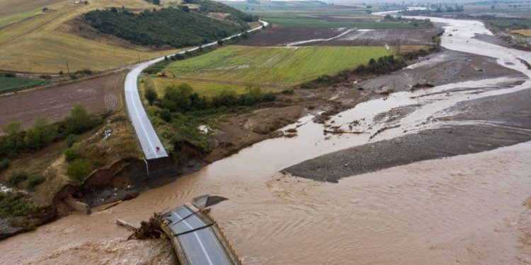 Κικίλιας: Αγνοούνται 6 άτομα στην Αγία Τριάδα Καρδίτσας -Δραματικές διασώσεις με ελικόπτερα