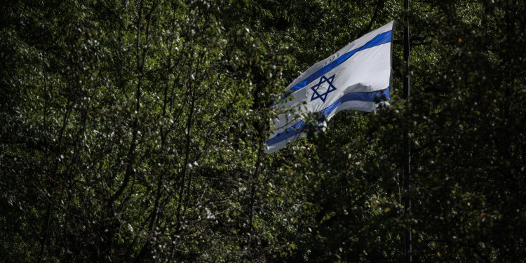 Ελεύθεροι αφέθηκαν δύο Παλαιστίνιοι και ένας Αιγύπτιος που έκαψαν σημαία του Ισραήλ στο Σύνταγμα