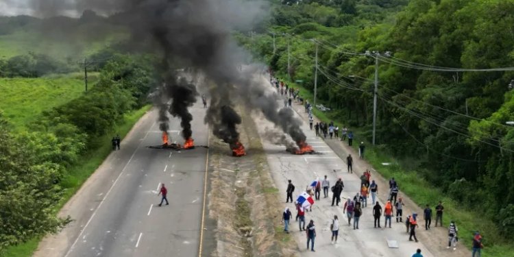Η αστυνομία του Παναμά σε σύγκρουση με διαδηλωτές για το ορυχείο που λειτουργεί υπό καναδική διοίκηση Η αστυνομία του Παναμά σε σύγκρουση με διαδηλωτές για το ορυχείο που λειτουργεί υπό καναδική διοίκηση