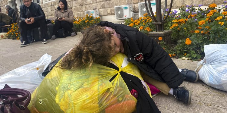 Ναγκόρνο Καραμπάχ: «Πόλη φάντασμα» η πρωτεύουσα Στεπανακέρτ – Ολοκληρώθηκε η έξοδος των Αρμενίων Ναγκόρνο Καραμπάχ: «Πόλη φάντασμα» η πρωτεύουσα Στεπανακέρτ – Ολοκληρώθηκε η έξοδος των Αρμενίων