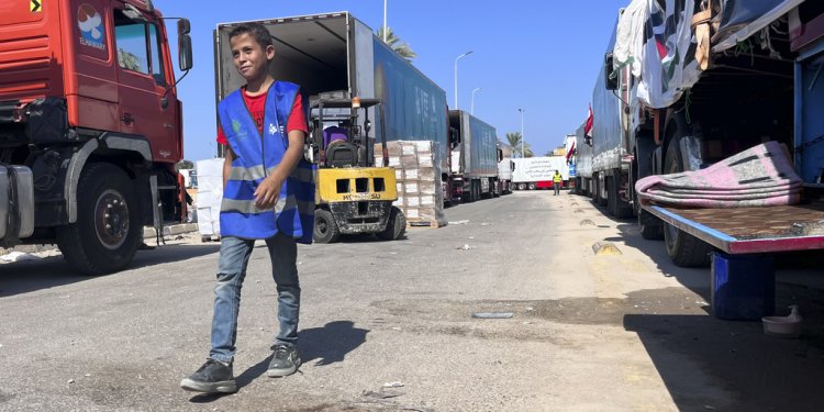Μεσανατολικό: Αγνωστο αν θα ανοίξει σήμερα η διάβαση της Ράφα για 20 φορτηγά με ανθρωπιστική βοήθεια – ΠΟΥ: Σταγόνα στον ωκεανό αναγκών της Γάζας