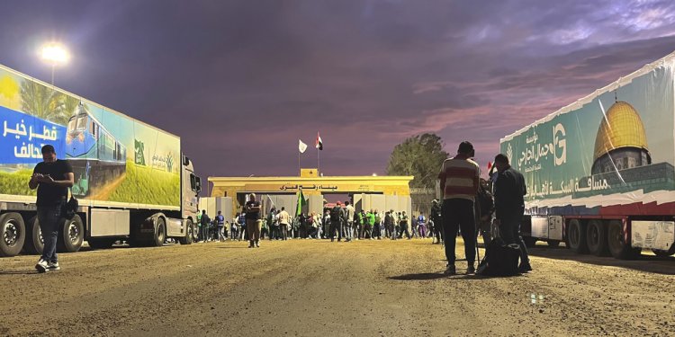 Πρώτη χαραμάδα στην πολιορκία της Γάζας η συμφωνία για ανθρωπιστική βοήθεια – Αρχή με 20 φορτηγά μέσα στις επόμενες μέρες