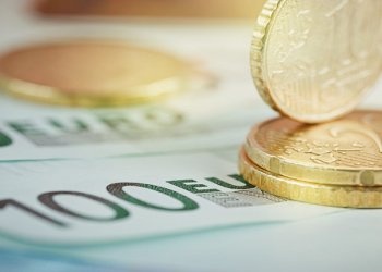 Το ευρώ ενισχύεται έναντι του δολαρίου στα 1,0581