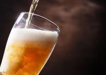 Δεν θα ξαναπιείς μπύρα μετά από αυτό: Εργαζόμενος σε εταιρεία ουρεί στη δεξαμενή και μετά εμφιαλώνεται
