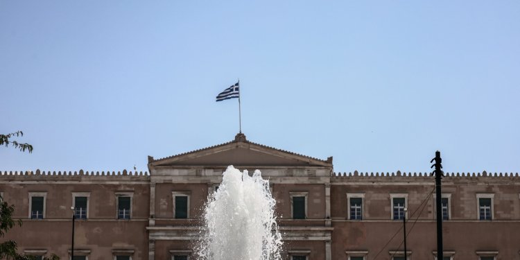 Στη Βουλή το προσχέδιο του προϋπολογισμού 2024: Στήριξη των νοικοκυριών με μόνιμες αυξήσεις εισοδημάτων – Ποιοι θα ωφεληθούν